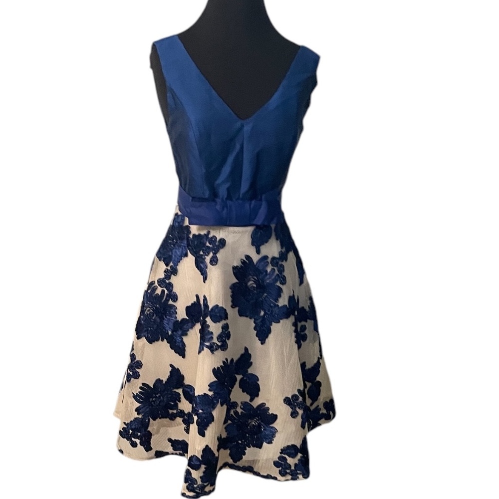 NWOT JEUVRE Blue Navy Embroidery V Neck Dress, Size‎ Small